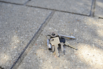 Verlorener Schlüsselbund liegt auf der Strasse