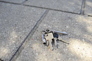 Foto op Canvas Verlorener Schlüsselbund liegt auf der Strasse © photophonie