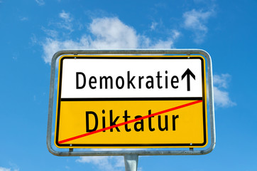 Demokratie / Diktatur  Ortsschild
