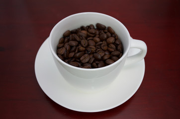カップに入れたコーヒー豆
