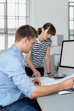 junges team unterhält sich am schreibtisch