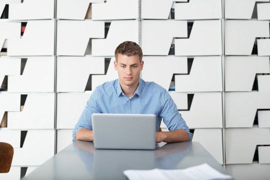 designer arbeitet am laptop