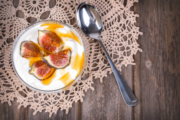 Yogurt with figs and honey