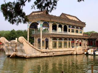 Fototapeta na wymiar Marmorschiff im Sommerpalast in Peking