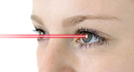 Augenlaser oder Eye Laser bei Auge von Frau
