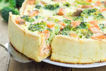 Quiche with salmon, cheese and broccoli
