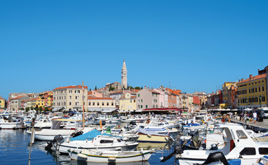 Port et vieille ville de Rovinj en Croatie