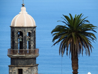 Fototapeta na wymiar coupole et clocher à la Oratova - Tenerife (Canaries)