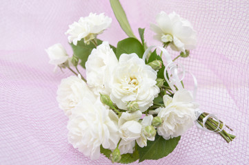 Obraz na płótnie Canvas White roses bouquet on romantic pink background