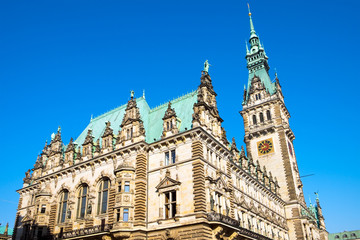 Fototapeta na wymiar The beautiful townhall in Hamburg in Germany