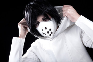 Mann mit cyborg Gesichtsmaske und weißer Kleidung Space Porträt