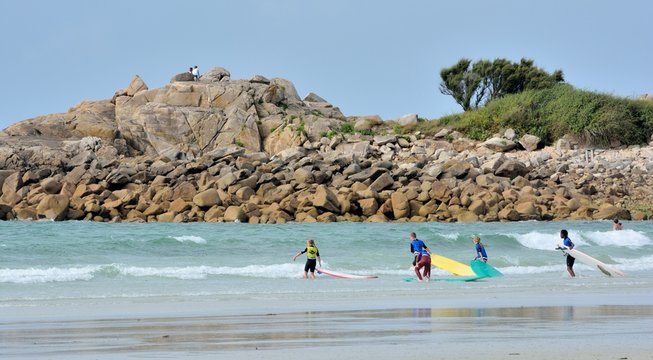 Un groupe d'enfants d'un club de surf s'entraine dans les vagues