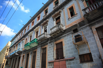Fototapeta na wymiar Old cuban building