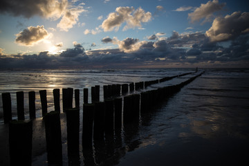 Fototapeta premium Buhnen im Sonnenuntergang