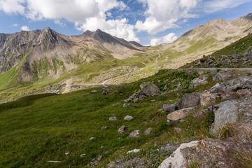 Piste et vallée en montagne