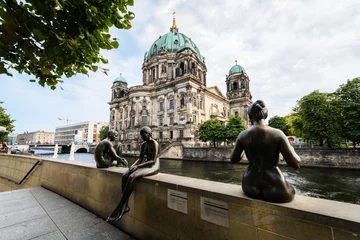Fotobehang Monument 3 standbeelden zitten aan de rivier. Op de achtergrond de Berliner Dom.