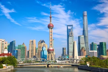 Selbstklebende Fototapete Shanghai Shanghai-Skyline mit historischer Waibaidu-Brücke, China