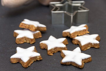 Zimtsterne mit Ausstecher für Weihnachtsbäckerei
