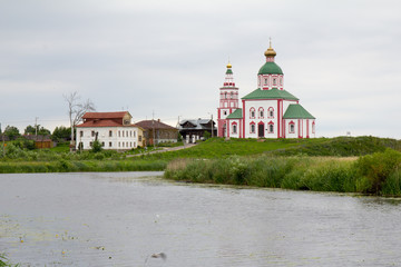 Золотое кольцо России. Суздаль. Вид реки Каменка и церкви. © 1802185