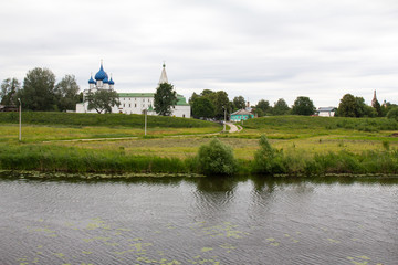 Золотое кольцо России. Суздаль. Вид Кремля на берегу реки Каменка. © 1802185