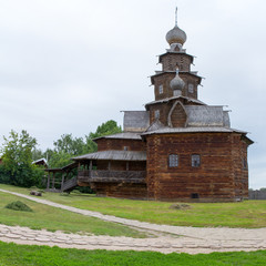 Золотое кольцо России. Суздаль. Вид старой деревянной церкви. © 1802185