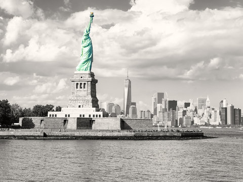 Fototapeta The Statue of Liberty and the New York skyline