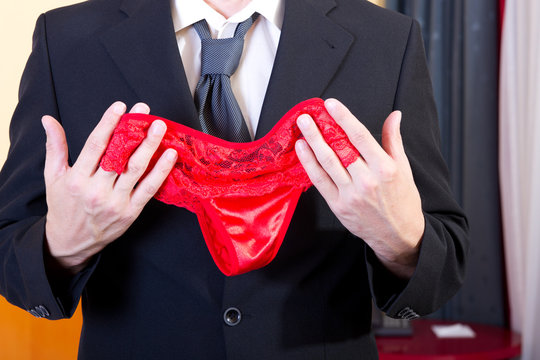 Unternehmer, h&auml;lt einen rotes H&ouml;schen