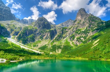 Panele Szklane  Letni krajobraz. Jezioro w górach. Jezioro Zelene Pleso i szczyty w Tatrach Wysokich na Słowacji.