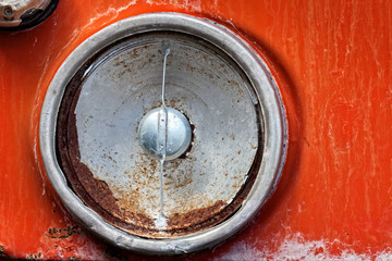 fanale rotto di un vecchio camion