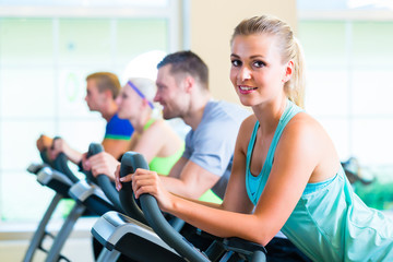 Leute im Fitnessstudio auf Sport Fahrrad spinning