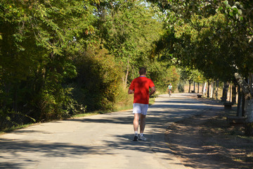 corriendo por el campo una tarde de otoño