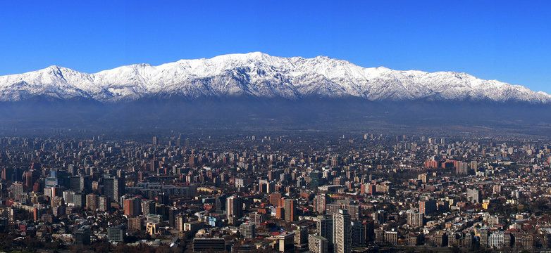 Panorama von Santiago/Chile mit Andenkordillere