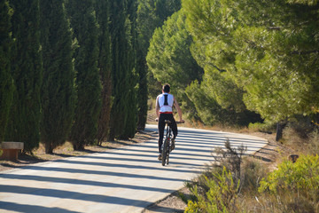 triatleta entrenando una tarde de otoño