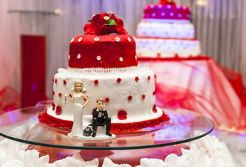 Figurines on bottom of wedding cake