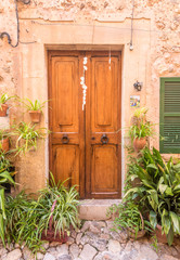 Fototapeta na wymiar Geschmückter Hauseingang in Valldemossa, Mallorca