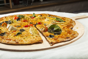Vegetarian pizza ready to serve.