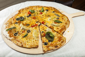 Vegetarian pizza ready to serve.