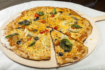 Vegetarian pizza ready to serve.