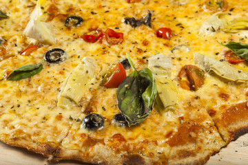 Vegetarian pizza ready to serve.