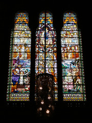 Basilique Notre-Dame de Fourvière - Vitrail et lustre