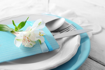 Table setting with flowers, close-up