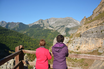 mujeres admirando las montañas de los Picos de Europa