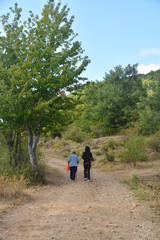 mujeres subiendo por un camino de monta&ntilde;a