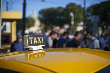 Taxi con gente alrededor