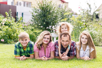 Fototapeta premium Happy family having weekend in summer park