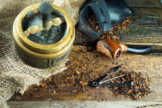 Vintage ashtray and pipe on a wooden table