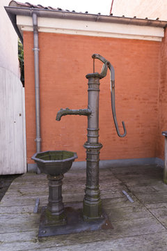 alte Hand-Wasser-Pumpe Stock-Foto