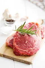 Crédence de cuisine en verre imprimé Viande fresh raw beef