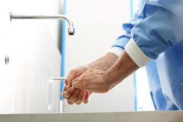Lekarz myje ręce, dezynfekuje ręce przed rozpoczęciem operacji