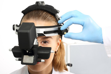 Badanie wzroku w gabinecie okulistycznym, oftalmoskop